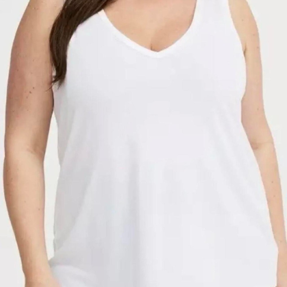 001. Classic Torrid White V-neck tank top size 4X NWOT